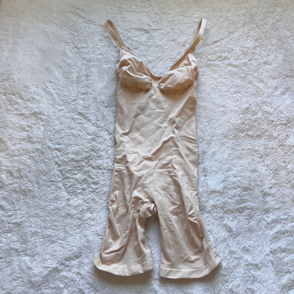 SKIMS Sculpting Mid Thigh Bodysuit Sand Beige Size Medium Shapewear Low Back V